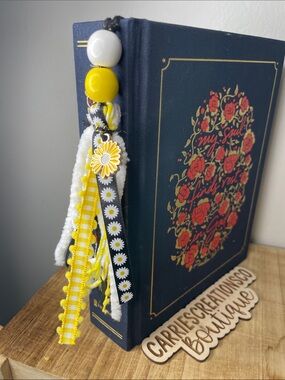 Daisy Bible tassel - yellow and black with charm